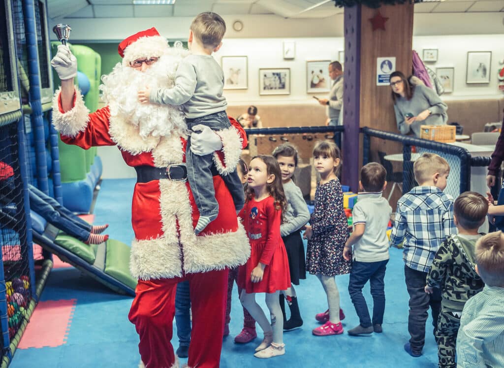 Veseli Deda Mraz zabavljao je decu i delio poklone